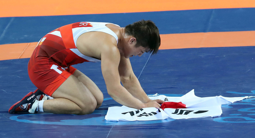 김현우가 15일 오전(한국시각) 브라질 리우데자네이루 올림픽파크 카리오카 경기장 2에서 열린 2016 리우올림픽 레슬링 그레코로만형 남자 75㎏급에서 크로아티아 보조 스타르체비치를 누르고 동메달을 따냈다. 경기 뒤 김현우가 매트에 깐 태극기를 부여잡고 있다. 리우데자네이루/올림픽사진공동취재단