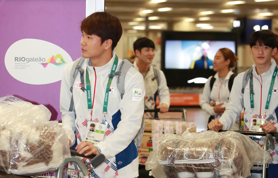 한국 태권도 선수단이 15일(한국시각) 브라질 상파울루에서 사전 전지훈련을 마치고 리우데자네이루에 도착해 갈레앙 공항을 나서고 있다. 리우데자네이루/연