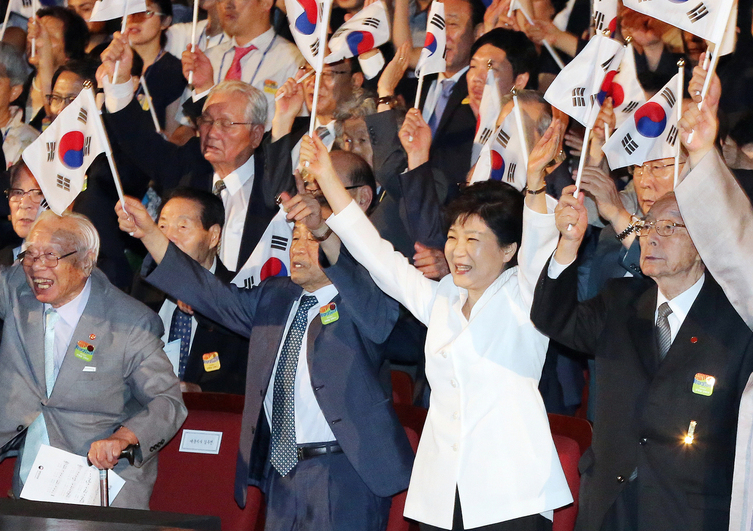 박근혜대통령이 15일 오전 서울 세종문화회관에서 열린 재71주년 광복절 경축식에서 참석자들과 함께 만세삼창을 하고 있다. 2016.08.15. 청와대사진기자단. 한겨레