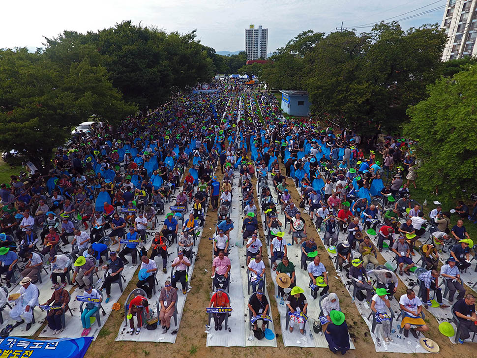 성주군민 1,000여 명이 15일 오후 사드 배치 철회 의지를 다진며 성주군 성밖숲에서는 ‘사드 배치 철회 1만 군민 결의대회‘에서 삭발을 하고 있다. 