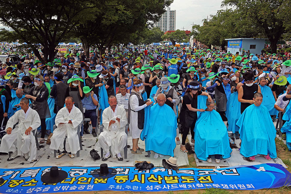 성주군민 1,000여 명이 15일 오후 사드 배치 철회 의지를 다진며 성주군 성밖숲에서는 ‘사드 배치 철회 1만 군민 결의대회‘에서 삭발을 하고 있다. 