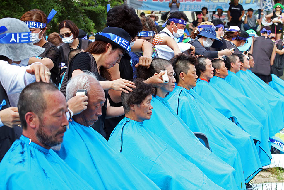 성주군민 1,000여 명이 15일 오후 사드 배치 철회 의지를 다진며 성주군 성밖숲에서는 ‘사드 배치 철회 1만 군민 결의대회‘에서 삭발을 하고 있다.