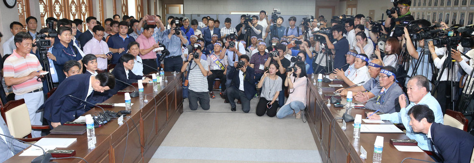 17일 오후 경북 성주군청에서 사드배치 철회 투쟁위원회와 한민구 국방부장관이 사드 배치와 관련한 간담회를 하고 있다. 한 장관이 간담회에 앞서 인사를 하고 있다. 성주/김봉규 선임기자 bong9@hani.co.kr