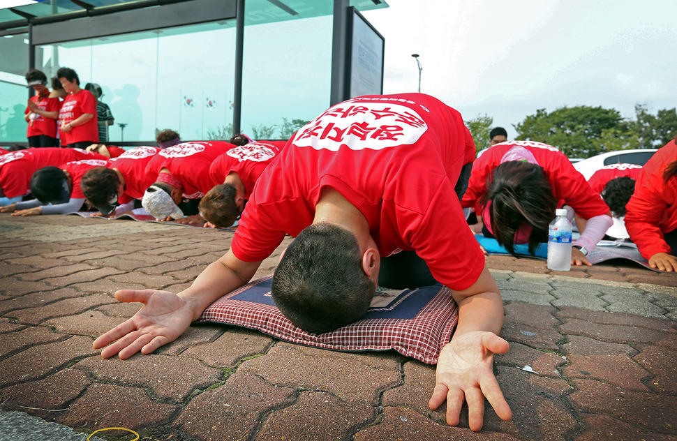 16일 오후 서울 강서구 한국공항공사 앞에서 김포공항 미화원 및 카트관리원이 조합원인 공공비정규직노조 강서지회 손경희 지회장이 `비정규직 정부 지침 준수‘, 낙하산 인사 반대 등을 위한 108배를 하고 있다. 김태형 기자 xogud555@hani.co.kr