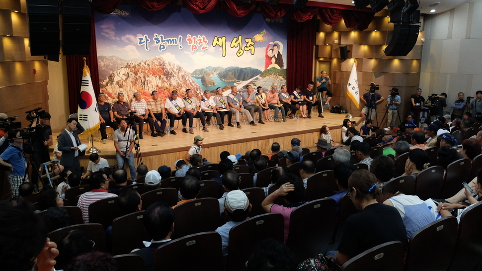 ‘사드배치 철회 투쟁위원회’와 셩주 주민들이 18일 오후 경북 성주군청 강당에서 전날 한민구 국방부 장관과의 간담회 내용 등 사드(THAAD·고고도미사일방어) 체계 배치 문제를 토론하고 있다. 성주/연합뉴스