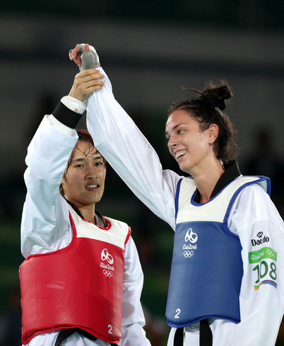 김소희(왼쪽)가 18일 오전(한국시각) 브라질 리우데자네이루 바하 올림픽파크 카리오카 경기장 3관에서 열린 2016 리우올림픽 태권도 여자 49㎏ 이하급 결승에서 금메달을 확정한 뒤 상대인 티야나 보그다노비치(세르비아)의 손을 들어주고 있다.  리우데자네이루/올림픽사진공동취재단