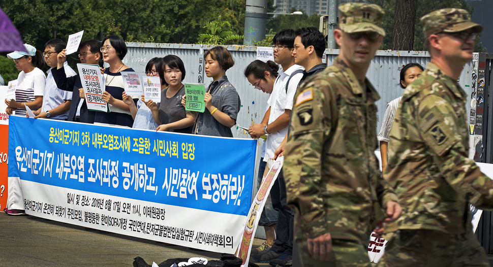 용산미군기지온전히되찾기주민모임과 불평등한한미소파개정국민연대 등이 17일 오전 서울 용산구 녹사평역 인근 집수정 앞에서 ‘용산 미군기지 3차 내부오염조사에 즈음한 시민사회 기자회견‘을 열어 환경부에 용산미군기지의 환경오염 정보 공개와 주한미군에 정화 책임을 요구하고 있다. 이날 기자회견 참가자들은 미군에 의해 지하수가 오염돼 용산 일대 집수정 등에서 기름 냄새가 난다고 주장했다. 김성광 기자 flysg2@hani.co.kr