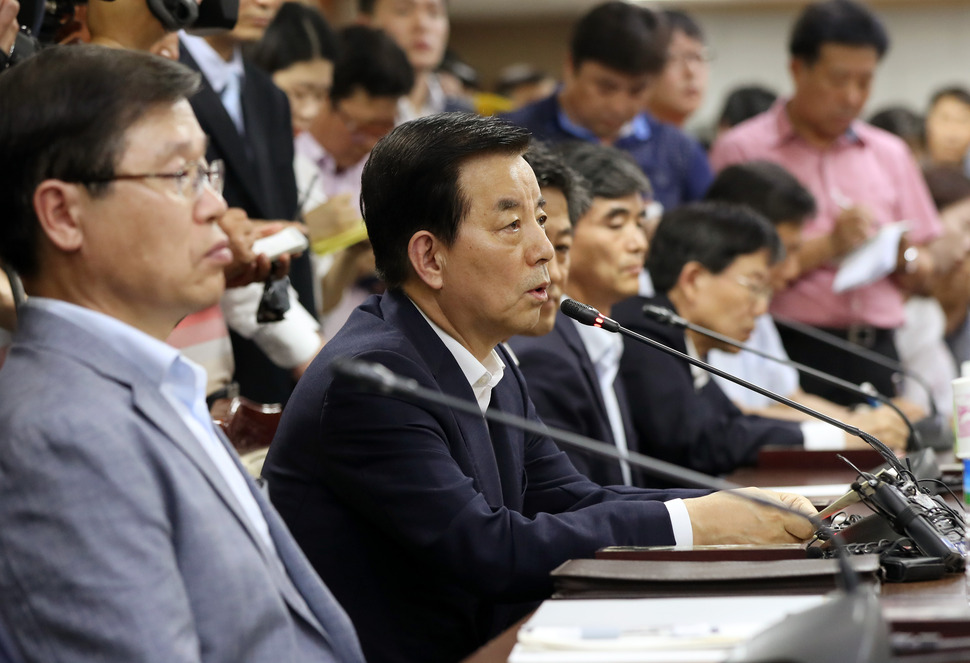 한민구 국방부 장관이 17일 오후 경북 성주군청을 찾아 사드(고고도미사일방어체계) 배치와 관련해 주민들과 간담회를 하고 있다. 연합뉴스