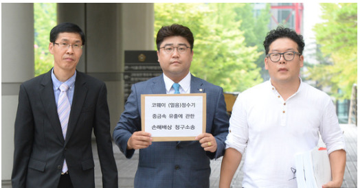 지난 7월26일 코웨이 피해 소송 대리를 맡은 남희웅 변호사(왼쪽)와 이진형 사무장, 엄원식 피해소송모임 대표(오른쪽)가 손해배상소송을 제기하기 위해 법원에 들어서고 있다.                사진 코웨이피해소송모임 제공