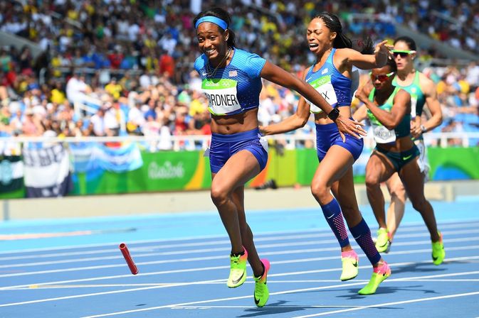 19일 오전(한국시각) 브라질 리우데자네이루 마라카낭 올림픽 주경기장에서 열린 2016 리우올림픽 육상 여자 4×100m 계주 예선 1조 경기에서 미국의 앨리슨 펠릭스(가운데)가 잉글리시 가드너에게 바통을 주려다 떨어뜨리고 있다. 리우데자네이루/AFP 연합뉴스