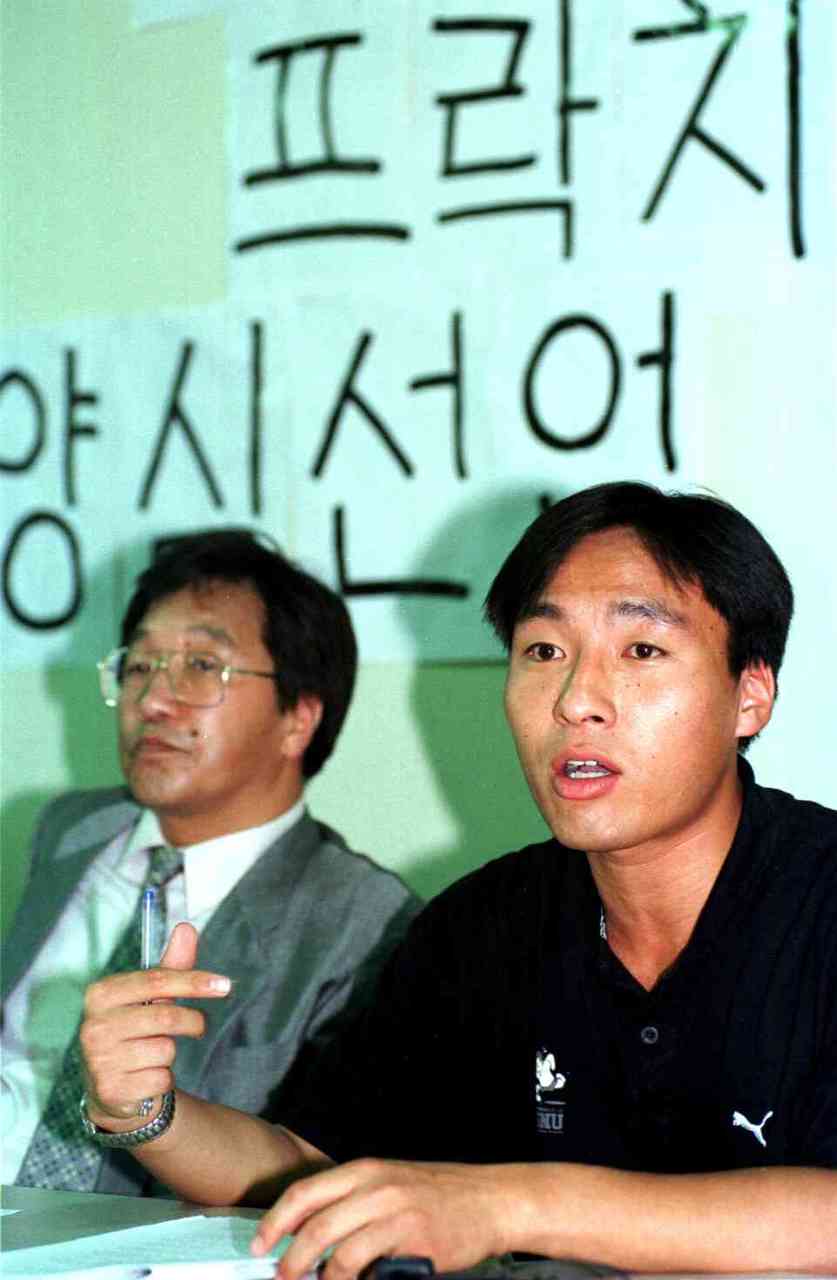 1999년 6월22일 서울대 학생회관에서 국가정보원의 프락치 매수 공작을 강요받았던 이 학교 사범대생 강성석씨(오른쪽)가 양심선언 기자회견을 열어 그동안의 과정을 설명하고 있다. 장철규 기자 chang21@hani.co.kr