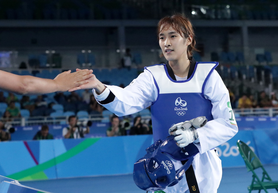 태권도 한국 대표 김소희가 17일 오후(현지시간) 브라질 리우데자네이루 바하 올림픽파크 카리오카 경기장3에서 열린 2016리우데자네이루 올림픽 태권도 여자 -49kg급 준결승전에서 프랑스의 야스미나 아지에즈와 대결해 1-0으로 승리한 뒤 경기장을 나서며 응원단과 손뼉을 마주치고 있다. 2016.8.17./리우데자네이루=올림픽사진공동취재단