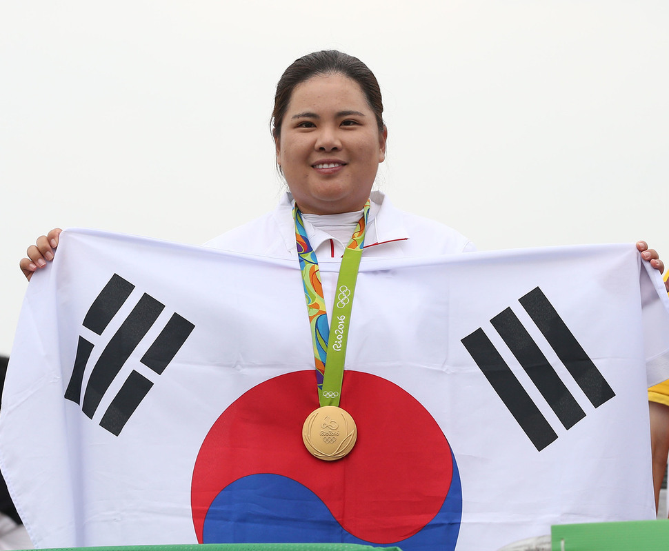 박인비가 20일(현지시각) 브라질 리우데자네이루 올림픽 골프코스에서 열린 2016 리우올림픽 골프 여자부 4라운드에서 금메달을 따낸 뒤 시상식에서 태극기를 들어보이고 있다. 리우데자네이루/올림픽사진공동취재단