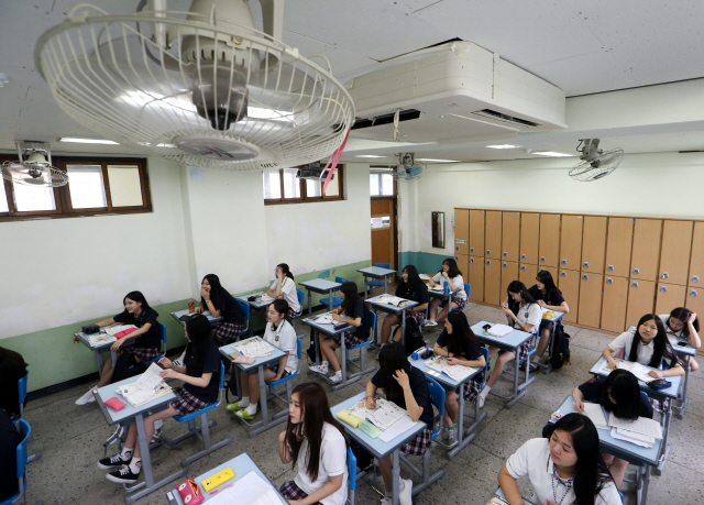 전국적인 폭염이 계속되는 가운데 초·중·고 개학이 본격화한 지난 16일 오전 서울 관악구 신림동 삼성고 학생들이 에어컨, 선풍기에 의지해 더위를 쫓으며 공부를 하고 있다. 이 학교는 예년과 달리 이른 아침부터 에어컨을 가동하고 단축 수업을 실시했다. 김정효 기자 hyopd@hani.co.kr