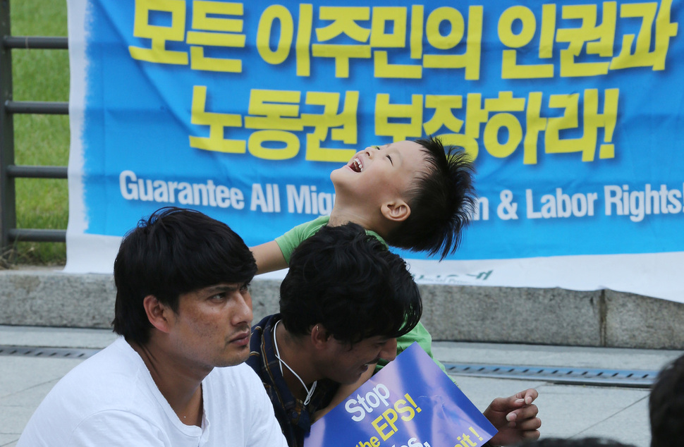 이주노동자 결의대회 21일 오후 서울 종로 보신각 앞에서 ‘고용허가제 폐지와 노동3권 쟁취’를 위한 수도권 이주노동자 결의대회가 열렸다. 집회에 참석한 한 이주노동자 부자가 장난을 치며 환하게 웃고 있다.  
 김경호 선임기자 jijae@hani.co.kr