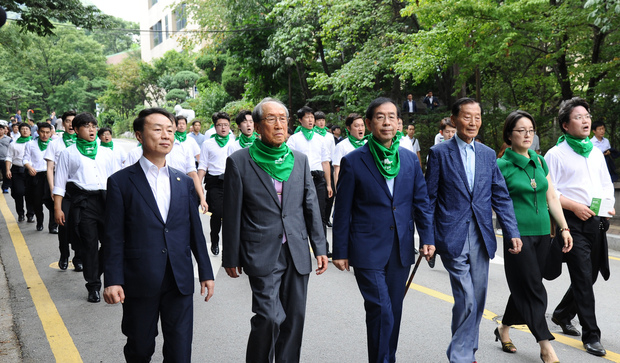 22일 남산 예장자락 재생사업 착공식에 참석한 박원순 서울시장(앞줄 왼쪽에서 세번째) 등 참석자들이 광복군가를 부르며 서울시 예장동 통감관저터에서 옛 교통방송 본관으로 행진하고 있다. 서울시 제공