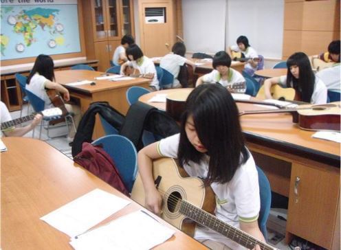 학생들이 학교 방과후학교에서 통기타를 배우는 모습. 한겨레 자료사진.