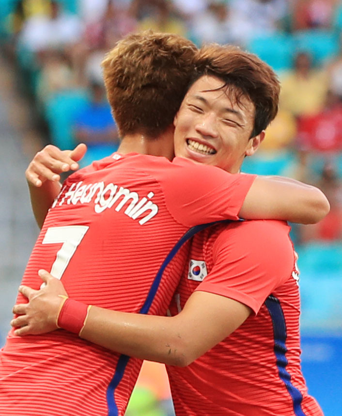 황희찬이 지난 8일(한국시각) 독일과의 2016년 리우올림픽 남자축구 C조 3차전에서 선제골을 넣은 뒤 손흥민과 부둥켜안으며 기쁨을 나누고 있다. 사우바도르/올림픽사진공동취재단