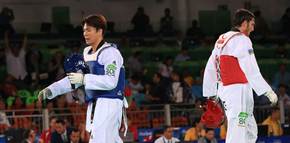 한국 태권도 대표 차동민 선수가 20일 오후(현지시간) 브라질 리우데자네이루 바하 올림픽파크 카리오카 경기장에서 열린 2016리우올림픽 태권도 남자 +80kg급 8강전에서 아제르바이잔 라딕 이사에브에게 8:12로 패한 후 경기장을 벗어나고 있다. 리우데자네이루=올림픽사진공동취재단