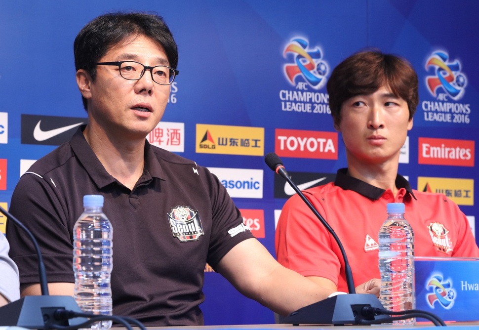 황선홍(왼쪽) FC서울 감독이 23일 서울월드컵경기장에서 열린 아시아축구연맹(AFC) 8강 1차전 산둥 루넝과의 경기 기자회견에서 기자들의 질문에 답하고 있다. 연합뉴스