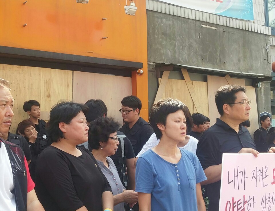 지난 22일 서울 종로구 가회동에 위치한 장남주 우리옷과 씨앗이 강제집행으로 철거됐다. 간판이 떼어진 가게 앞에 장남주 우리옷 김영리 사장과 씨앗 김유하 사장이 서 있다.