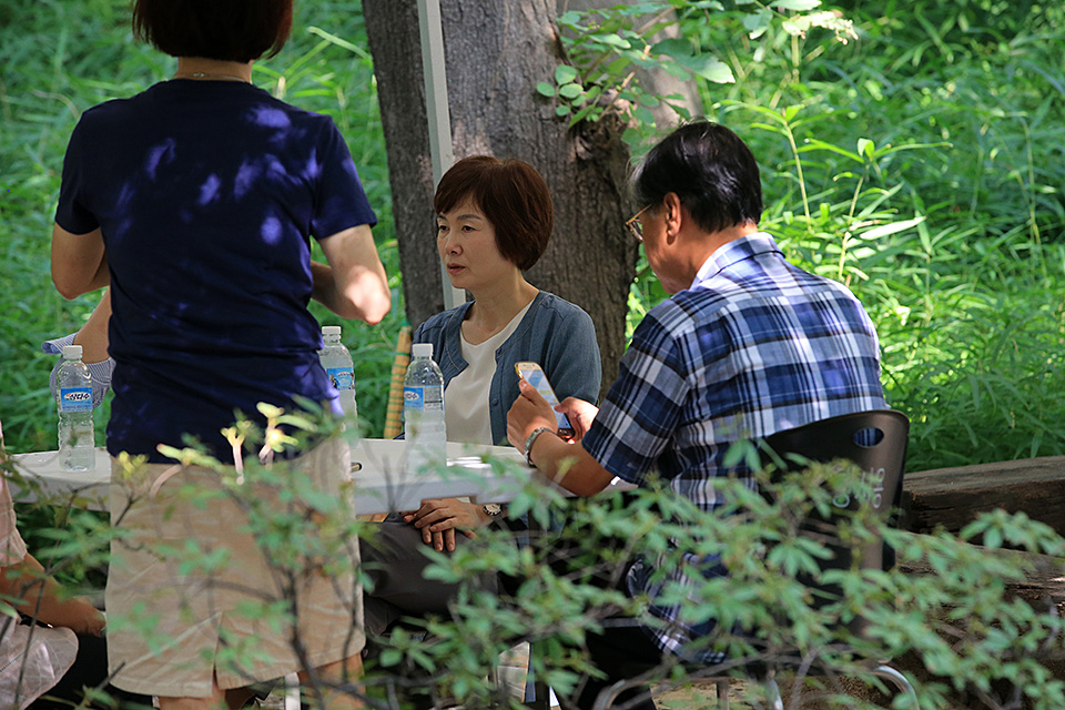 학생들로 부터 사퇴 요구를 받고 있는 최경희 이화여대 총장이 22일 오전 학생들이 농성을 벌이고 있는 서울 서대문구 이화여대 본관 서쪽 출입문 앞에 마련된 `학생들과의 대화를 기다리는 장소‘에서 학교와 관련된 질의응답, 의견개진, 제안을 받기 위해 학생들을 기다리고 있다. 김태형 기자 xogud555@hani.co.kr