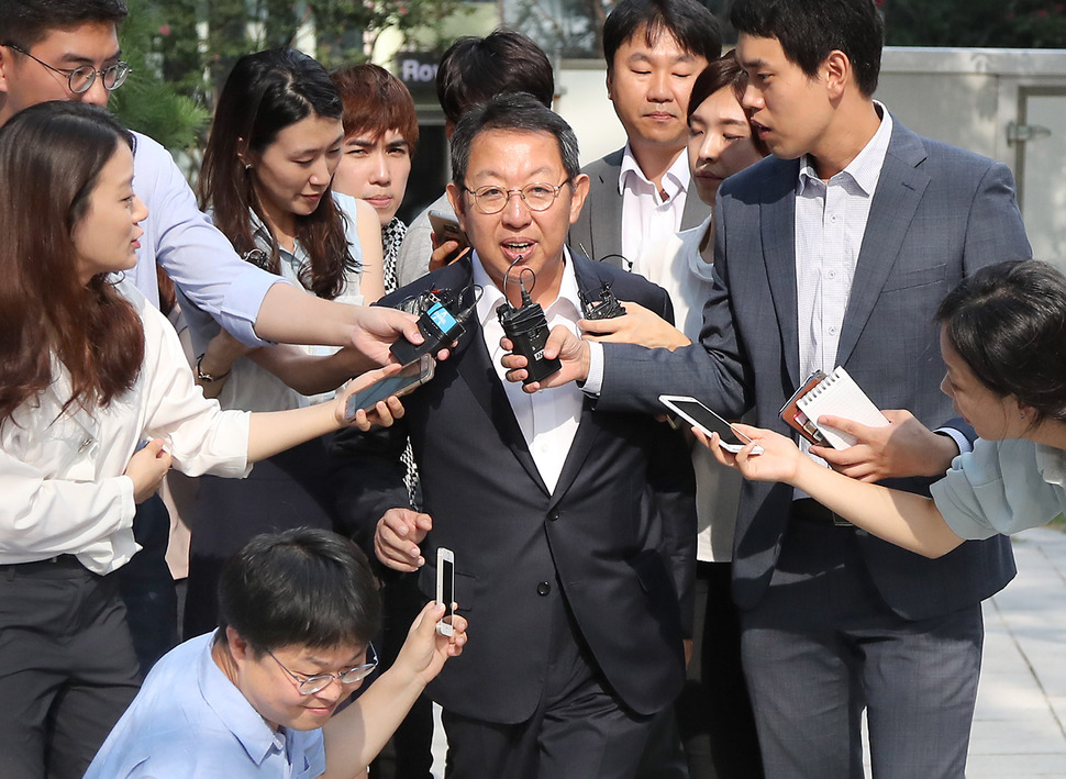 이석수 특별감찰관이 22일 오전 서울 종로구 청진동 특별감찰관 사무실로 출근을 하고 있다. 이 특별감찰관은 우병우 청와대 민정수석 감찰과 관련한 직무상 기밀누설 의혹과 관련, "검찰에서 부른다면 나가서 적절히 소명하겠다"고 말했다. 연합뉴스