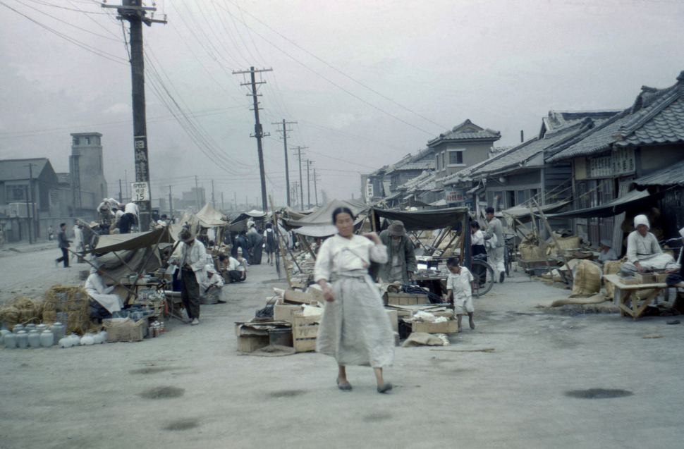 1952년 피란수도 부산 진시장 거리 모습. 부경근대사료연구소 제공