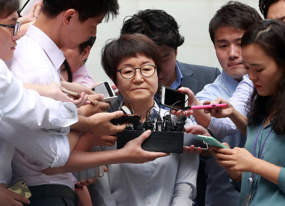 대우조선해양 경영 비리에 연루됐다는 의혹이 제기된 홍보대행사 뉴스커뮤니케이션즈 박수환 대표가 조사를 받기위에 22일 서울 서초구 중앙지검 별관으로 들어서며 기자들의 질문에 입을 굳게 다물고 있다. 2016.8.22. 연합뉴스