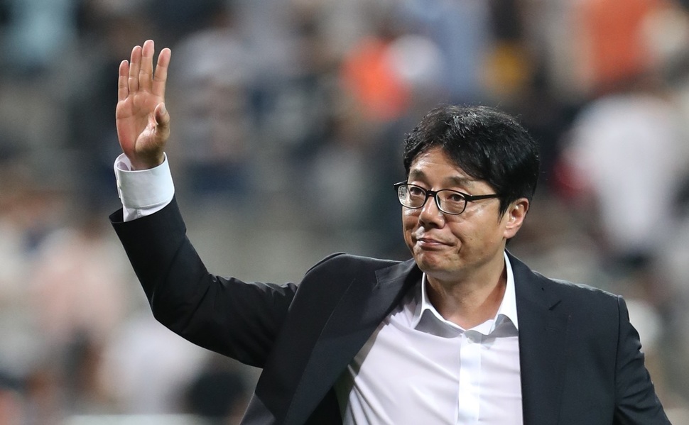 황선홍 FC서울 감독이 지난 24일 서울월드컵경기장에서 열린 산둥 루넝과의 2016 아시아축구연맹(AFC) 챔피언스리그 8강 1차전 승리 뒤 관중들에게 인사하고 있다. 연합뉴스