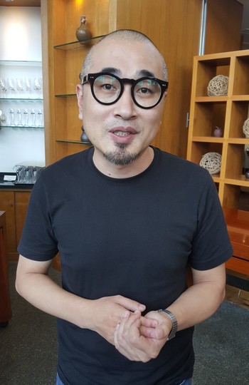 ‘배달의 민족’ 앱을 운영하는 ‘우아한 형제들’의 김봉진 대표가 25일 제주 하얏트호텔에서 기자들의 질문에 답변하고 있다.