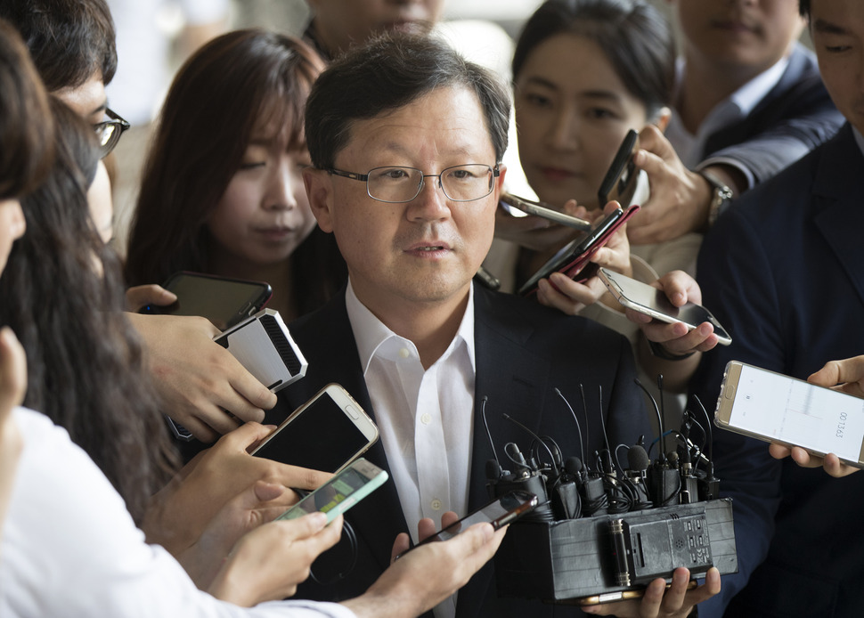 우병우 청와대 민정수석비서관과 이석수 특별감찰관 의혹에 대한 동시 수사를 진두지휘할 윤갑근 특별수사팀장이 24일 오전 서초구 서울중앙지방검찰청로 들어서며 취재진의 질문에 답하고 있다. 2016.8.24 연합뉴스