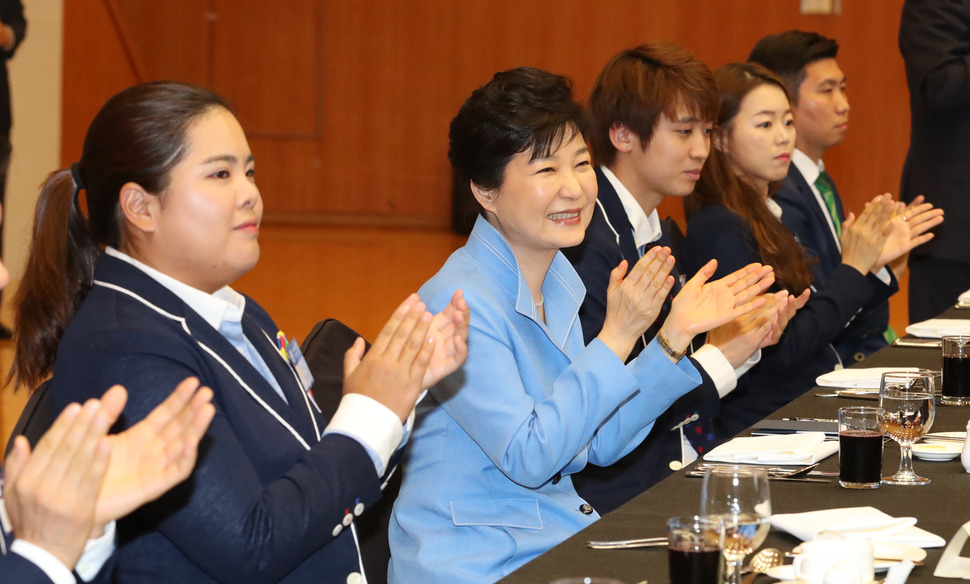 박근혜 대통령이 25일 청와대에서 열린 리우 올림픽 선수단 오찬에서 선수단을 소개할 때 박인비 선수 등 참석자들과 함께 박수치고 있다. 연합뉴스