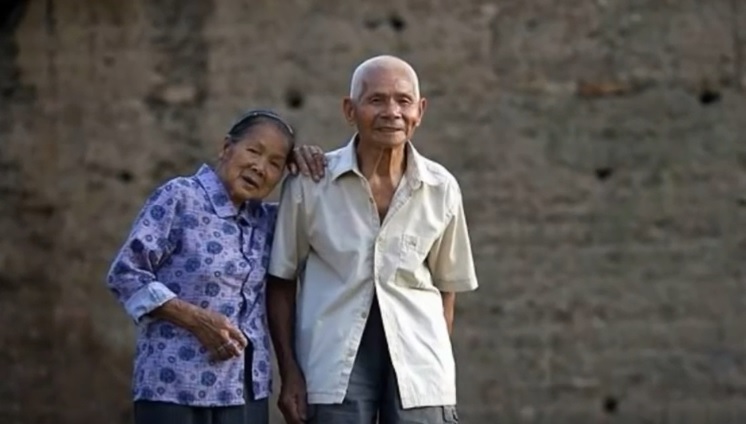 백년해로를 하고 있는 중국인 부부. 남편은 102살, 아내는 103살이다. 유튜브 갈무리