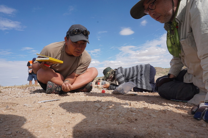 탐사 마지막날 발견한 공룡 알 둥지의 부서진 알 화석 조각들을 살펴보고 있는 이융남 서울대 지구환경과학부 교수(오른쪽)와 고바야시 요시쓰구 홋카이도대 척추고생물학 교수(왼쪽). 권오성 기자