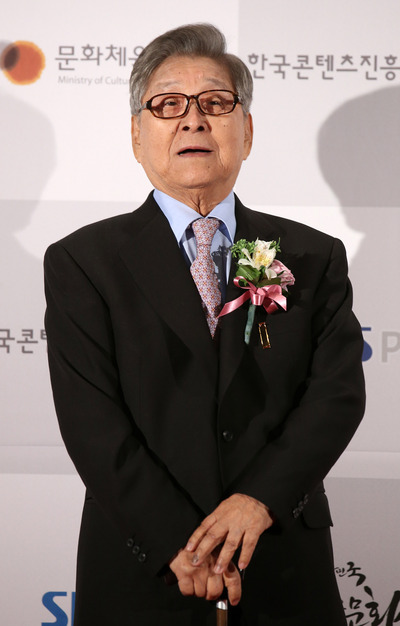 코미디언 구봉서씨가 27일 새벽 별세했다. 사진은 2013년 11월 18일 서울 송파구 방이동에서 열린 ‘2013 대한민국 대중문화예술상’ 시상식에 참석한 모습. 2016.8.27 연합뉴스