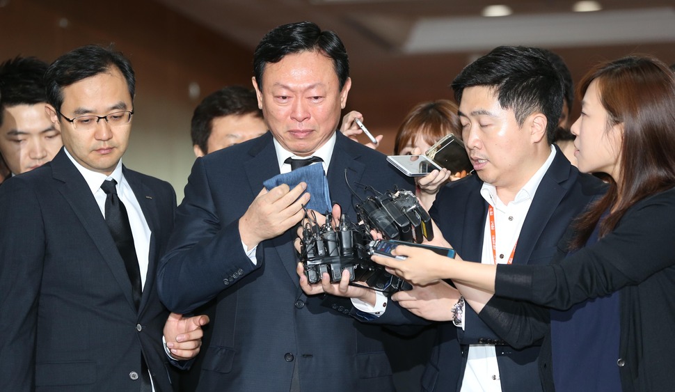 롯데그룹 신동빈 회장이 27일 오전 서울 송파구 서울아산병원 장례식장에 마련된 이인원 부회장의 빈소에서 조문하고 있다. 2016.08.27. 사진 강창광 기자  chang@hani.co.kr 