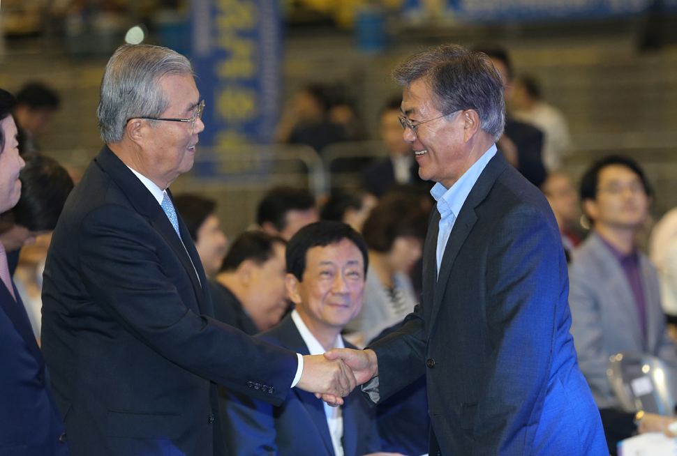 27일 오후 서울 송파구 올림픽체조경기장에서 당 대표·최고위원 선출을 위한 제2차 정기전국대의원대회에서 문재인 전 대표(오른쪽)와 김종인 비상대책위원회 대표가 인사하고 있다. 강창광 기자 chang@hani.co.kr