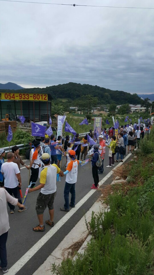 경북 성주군민 2천500여명이 27일 저녁 성산포대∼성주군청간 2.6㎞ 구간에서 사드반대와 평화기원을 염원하는 ‘인간띠 잇기’ 행사를 열고 있다. 2016.8.27 성주사드배치철회투쟁위원회 제공 = 연합뉴스