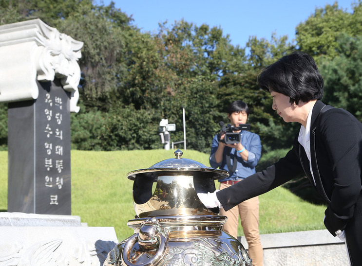 더불어민주당 추미애 신임 대표가 29일 오전 서울 동작구 국립서울현충원 박정희 전 대통령의 묘역을 참배하고 있다. 연합뉴스