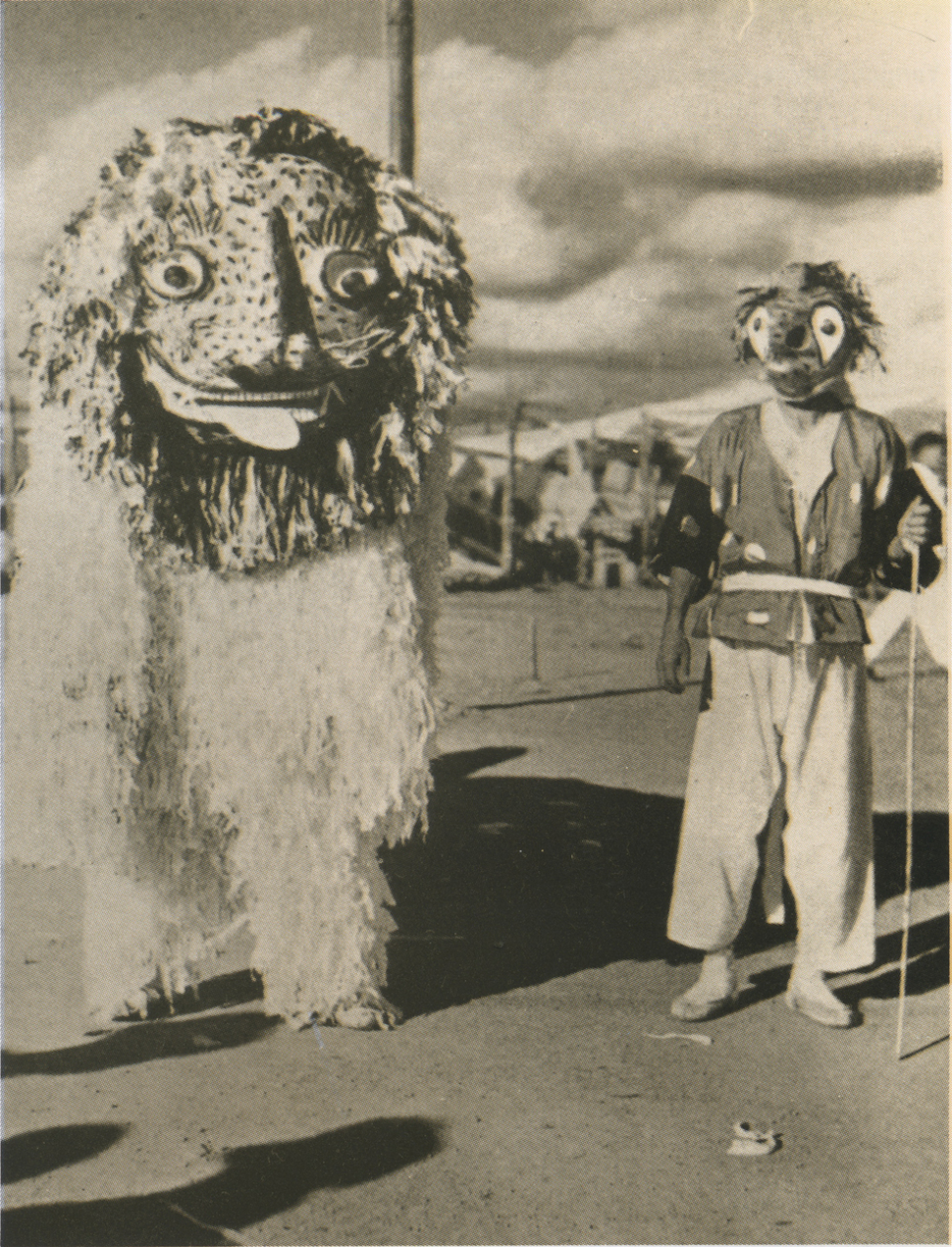 1936년 황해도 사리원에서 공연된 봉산탈춤의 사자놀이. 사진 한국문화재재단 제공