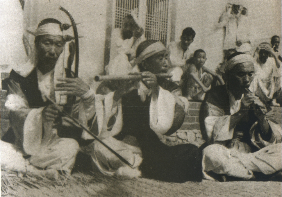 1936년 황해도 사리원에서 공연된 봉산탈춤의 반주를 맡은 삼현육각 악사들. 사진 한국문화재재단 제공