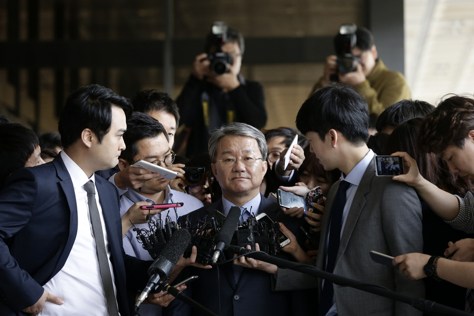 정운호 전 네이처리퍼블릭 대표의 전관 로비 의혹에 연루된 홍만표 변호사가 지난 5월27일 오전 소환 조사를 받기 위해 서울 서초구 서초동 서울중앙지검에 들어서면서 기자들의 질문에 답변을 하고 있다. 홍 변호사는 탈세와 변호사법 위반 혐의를 받고 있다.  김명진 기자 littleprince@hani.co.kr