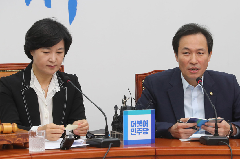 우상호 더불어민주당 원내대표가 29일 오전 국회에서 열린 최고위원회의에서 발언하고 있다. 왼쪽은 추미애 신임 대표. 연합뉴스