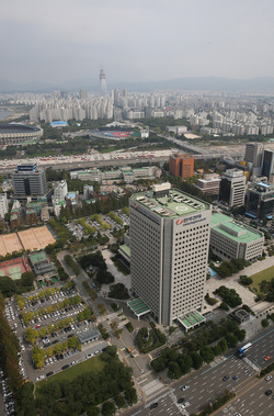 대기업의 토지 보유는 오래된 논쟁주제다. 현대자동차그룹이 2014년 서울 강남구 삼성동 한전 본사 부지를 10조5500억원에 구매했다. 서울 강남구 한전 부지 모습. 연합뉴스