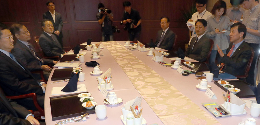 이주열 한국은행 총재(오른쪽 두 번째)가 30일 오전 서울 중구 한국은행에서 열린 경제동향간담회에서 미국의 금리 인상 가능성과 저출산 고령화 문제에 대해 발언하고 있다. 연합뉴스