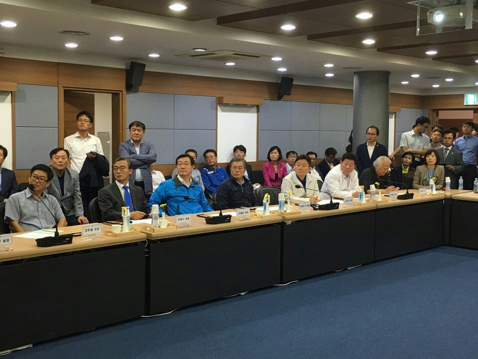 30일 낙동강 하류 을숙도 한국수자원공사에서 부산·경남 더불어민주당 국회의원과 문재인 전 대표 등이 설명을 듣고 있다. 더민주 부산시당 제공