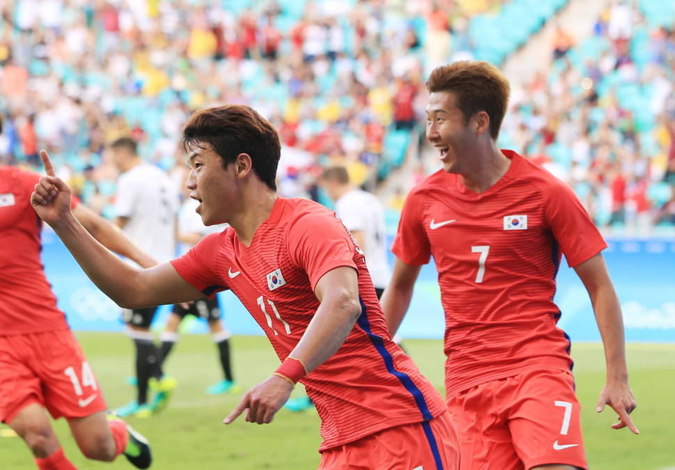 황희찬(왼쪽)이 지난 8일(한국시각) 브라질 사우바도르 폰치 노바 경기장에서 열린 2016 리우올림픽 남자축구 C조 독일전에서 오른발 슈팅으로 선제골을 성공시킨 뒤 손흥민과 환호하고 있다. 사우바도르/올림픽사진공동취재단