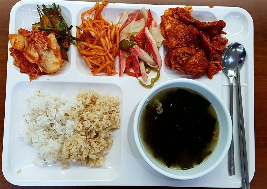 전남도(3500원). 잡곡밥/쌀밥, 소고기미역국, 콩불고기, 오이부추무침, 맛살야채볶음, 무채부침, 배추김치