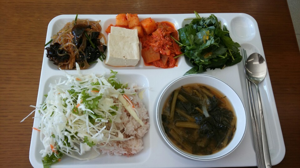 성남시(3500원). 차수수밥, 돈육김치와 온두부, 시래기 된장국, 한식잡채, 참나물 유자 초무침, 깍뚜기, 양배추 샐러드